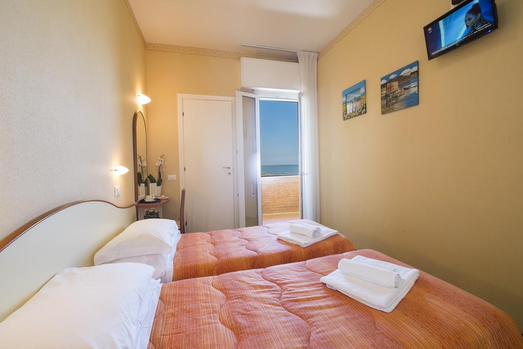 Hotel Crosal Rimini Exterior photo