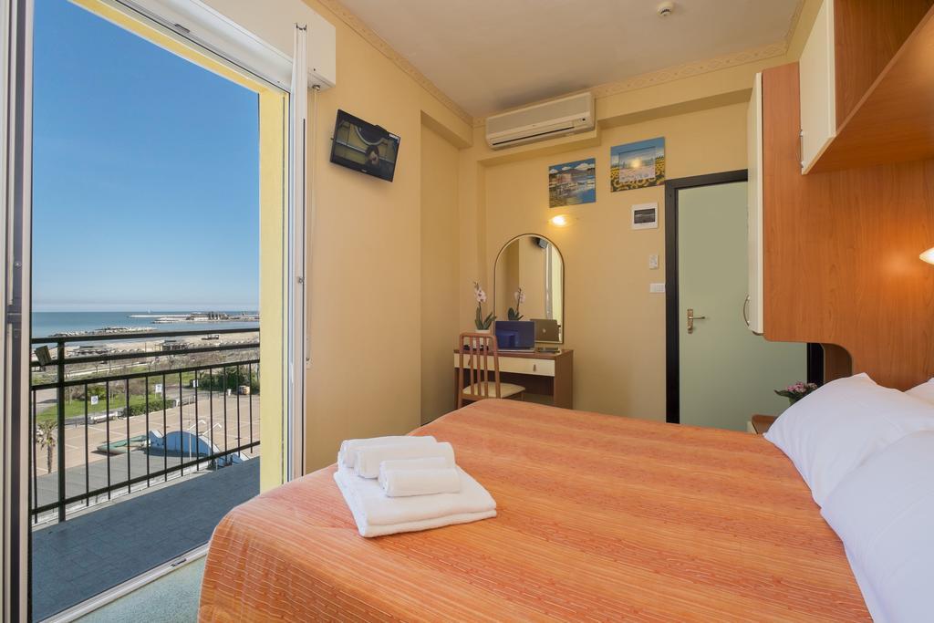 Hotel Crosal Rimini Exterior photo